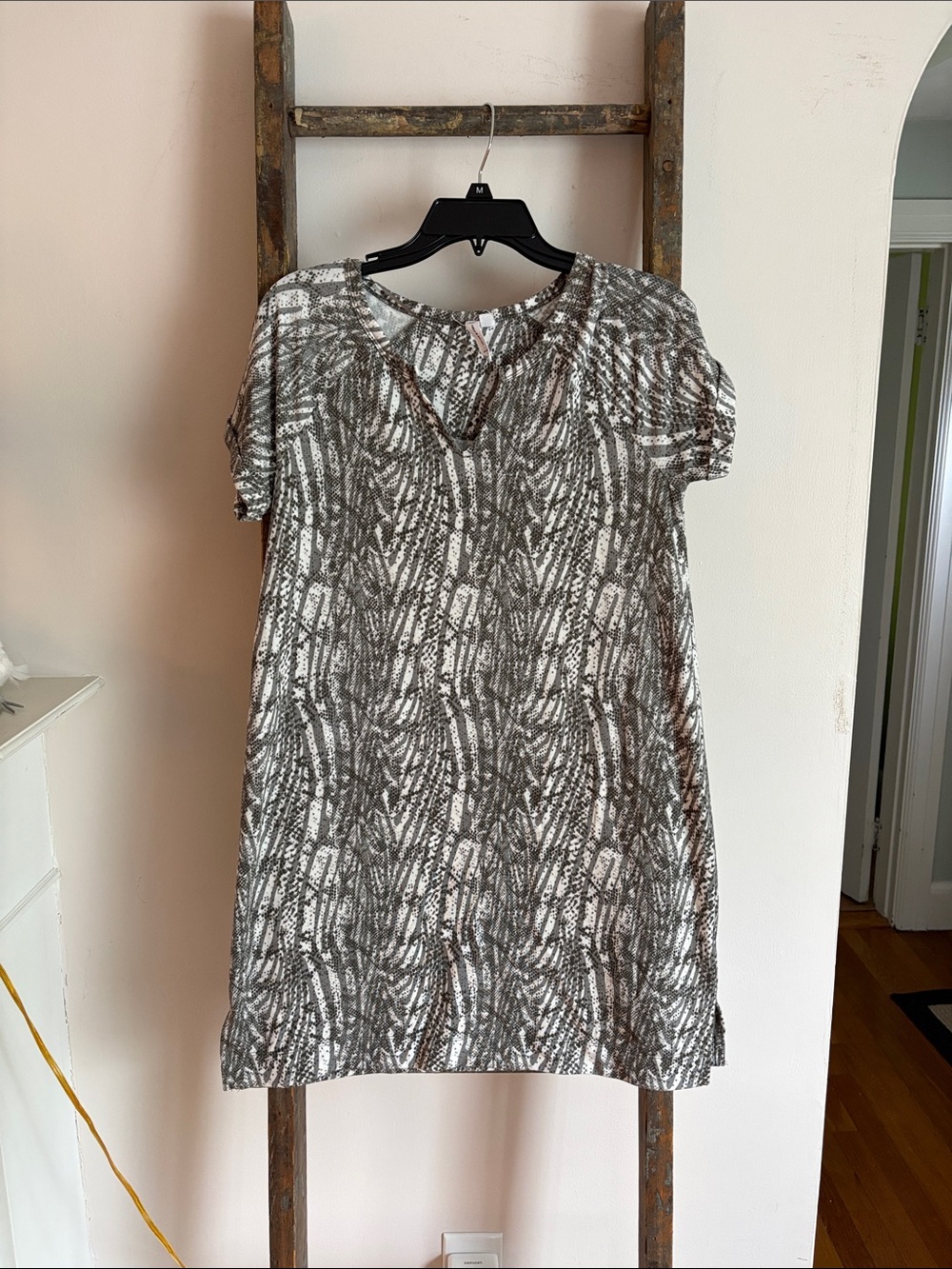 Cable & Gauge Gray and White Printed Short Sleeve Tunic
